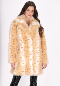 Cappotto pelliccia sintetica arancione chiaro con dettagli bianchi e motivi maculati. Presenta un ampio colletto, maniche lunghe e chiusura centrale con bottone.