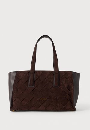 Тъмнокафява чанта тип тоут Michael Kors с предна част с ромбовидна капитонирана прошивка, гладки странични панели и две дълги дръжки.