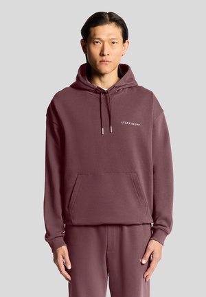 Bordeaux hættebluse med frontlomme, snøre og "Lyle & Scott" logo. Fremstillet af blødt stof, med ribstrikkede manchetter og kant.