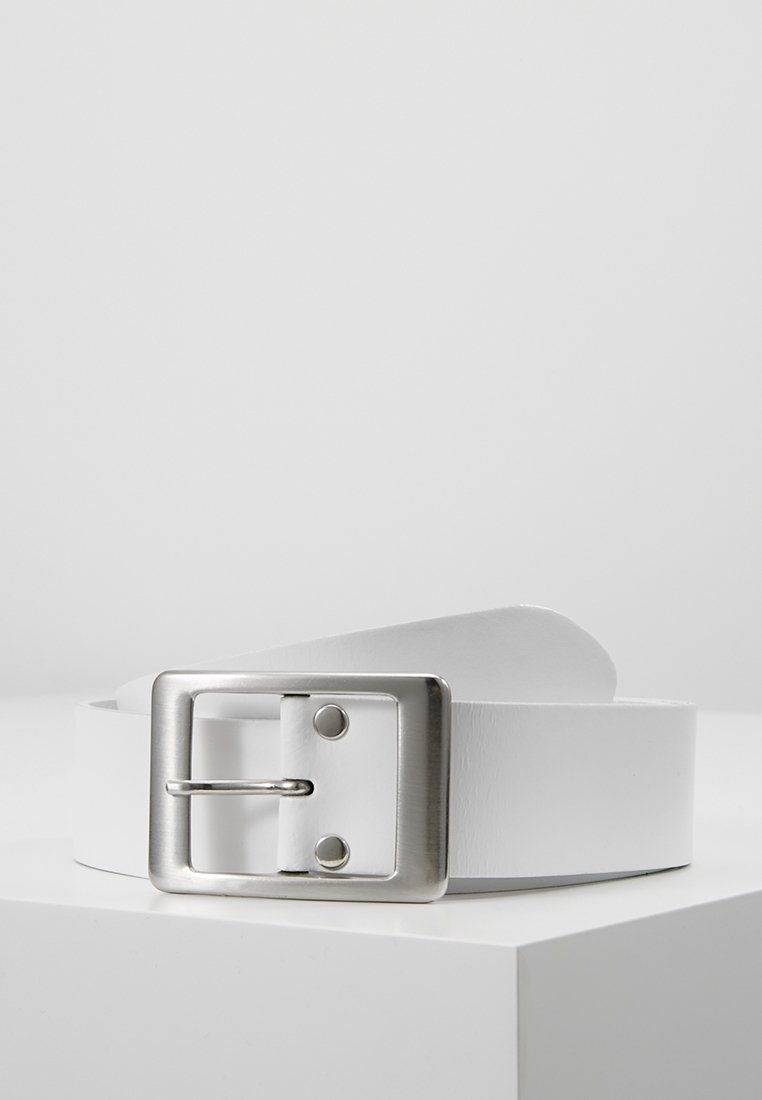 Ceinture en cuir blanc avec une boucle rectangulaire en métal argenté placée sur une surface blanche sur un fond uni.