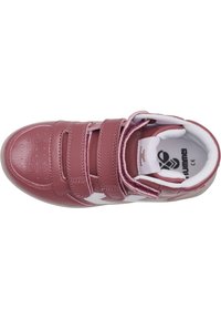 Baskets en cuir rose avec des accents blancs, dotées de deux sangles Velcro réglables, d'une pointe perforée et d'un col rembourré pour le confort.