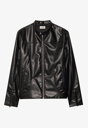 Schwarze Kunstlederjacke mit runder Kragen, Reißverschluss, zwei Fronttaschen und kontrastierenden blauen Nähten. Glatte Textur.