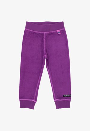 Fioletowe spodnie z polaru o miękkiej fakturze, z elastycznym pasem i ściągaczami przy nogawkach. Posiadają kontrastowe przeszycia i małą metkę z logo.