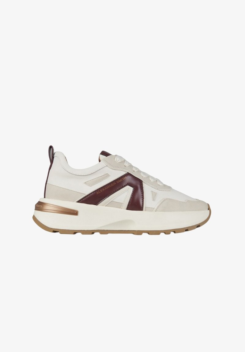 Sneaker bianco e beige con suola spessa, accentuazione in pelle marrone a forma di "A" sul lato e dettaglio brandizzato "Alexander Smith".