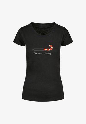Sort kortærmet t-shirt med et grafik af et slikstok og teksten "Christmas is loading..." i hvid, med et legende design.