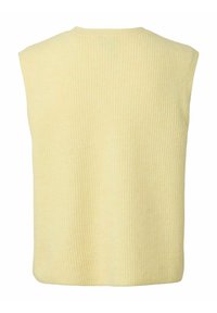 Bezrukavni pleteni pulover u pastelno žutoj boji. Ima rebrastu teksturu, opušteni kroj i zaobljeni dekolte. Nema vidljivih metalnih elemenata ili ukrasa.