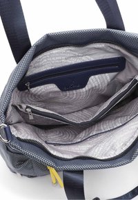 Sac à main bleu texturé ouvert montrant l'intérieur en tissu gris clair avec texte imprimé et plusieurs compartiments zippés.