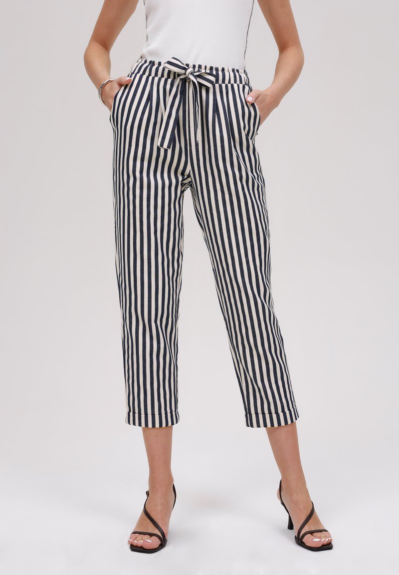 Pantalons à rayures taille haute avec ceinture à nouer, en tissu léger bleu marine et blanc. Comprend des poches latérales et une longueur raccourcie.