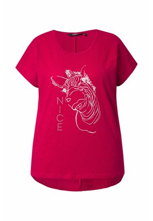 T-shirt fuchsia avec une texture lisse, présentant un graphique blanc d'une tête de cheval et le mot "NICE" en lettres grasses. Encolure arrondie, manches courtes.