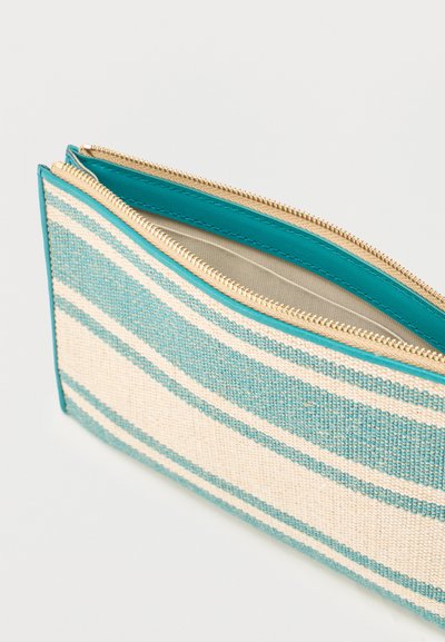 Trousse rectangulaire zippée avec des rayures horizontales bleu et crème et un bord vert sarcelle, montrée partiellement ouverte sur un fond blanc.