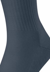 Calzino alla caviglia color blu scuro, realizzato in tessuto a coste, con punta senza cuciture e tallone rinforzato per una maggiore durata.