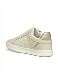 Basket en beige avec une finition en cuir lisse et des accents en suède. Présente des perforations sur les côtés et une semelle en caoutchouc texturée.