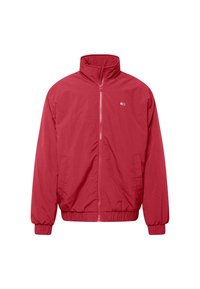 Chaqueta ligera roja con cuello alto, cremallera frontal completa, puños elásticos y bolsillos laterales; fabricada con material suave y resistente al agua.