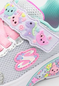 Skechers LIL DREAMERS - Sneakers laag - silver/multi-coloured