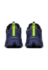Navy-Sportschuhe mit einem strukturierten Mesh-Obermaterial, leuchtend grünen Akzenten und einer robusten Sohle. Verfügt über eine Zuglasche und reflektierende Details.