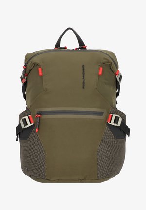Zaino verde oliva con una finitura in tessuto liscio, tasca frontale con zip, accenti rossi e pannelli laterali in rete. Dotato di spallacci regolabili e accessori.