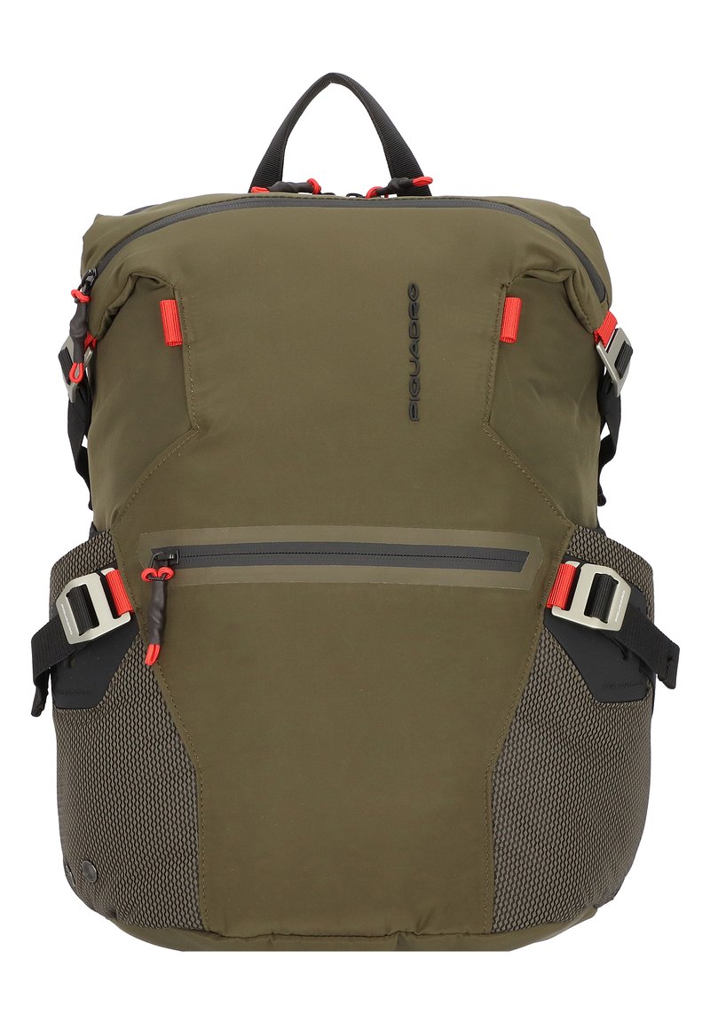 Zaino verde oliva con una finitura in tessuto liscio, tasca frontale con zip, accenti rossi e pannelli laterali in rete. Dotato di spallacci regolabili e accessori.