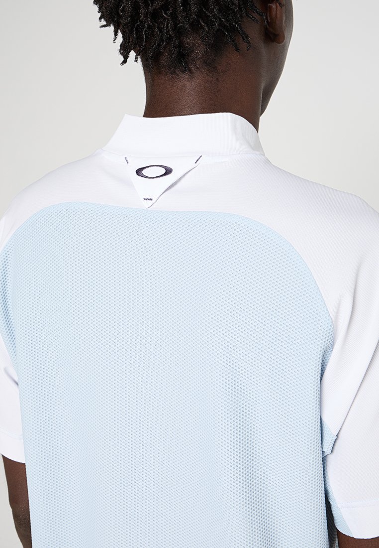 Polo-Shirt mit einem weißen Vorderteil und einem hellblauen Mesh-Rücken, versehen mit einem Kragen und einem kleinen Logo am Hals.