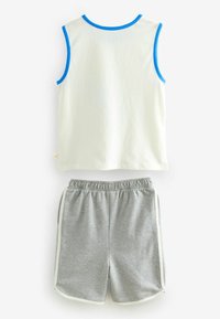 Witte mouwloze shirt met blauwe bies en grijze shorts met een elastische tailleband en witte zijaccenten. Zacht materiaal, casual ontwerp.