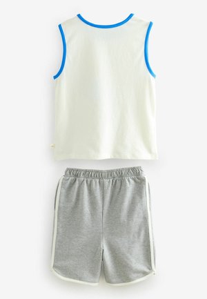 Balta be rankovių marškinėliai su mėlynu apvadu ir pilki šortai su elastinga juostele bei baltais šonų akcentais. Minkšta medžiaga, kasdieniškas dizainas.