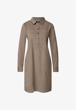 Vestido marrón de manga larga con cuello tipo camisa, botones en la parte delantera y bolsillos en el pecho. Textura suave y silueta recta. Diseño simple.