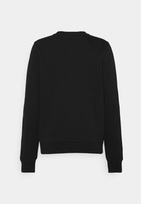 Sudadera negra de mangas largas, con puños y dobladillo acanalados. Textura suave, con un cuello redondo y un discreto logo en la parte posterior.