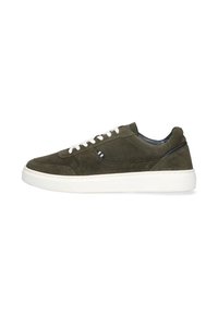 Baskets en daim vert olive avec semelle en caoutchouc blanche, accents contrastants en marine et design classique à lacets. Présente des détails de couture latéraux subtils.