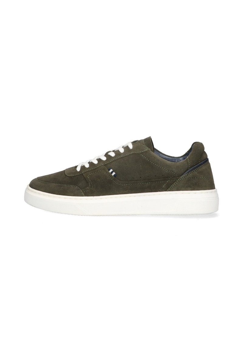 Baskets en daim vert olive avec semelle en caoutchouc blanche, accents contrastants en marine et design classique à lacets. Présente des détails de couture latéraux subtils.