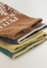 Trois écharpes en tricot de couleur marron, bleu, vert et jaune avec des bords dorés décoratifs et des motifs de flocons de neige blancs sur l'écharpe marron.