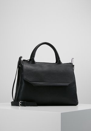 Zwarte leren handtas met een gestructureerd ontwerp, voorzien van een bovenhandvat, verstelbare schouderriem en een voorvak met klep. Gladde textuur.