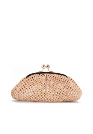 Clutch beige intrecciata con chiusura a scatto kiss-lock in metallo dorato, mostrata su sfondo bianco.