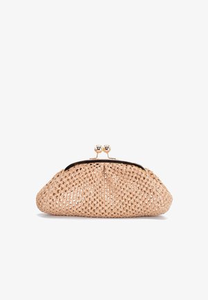 Pochette tissée beige avec une fermeture à verrou kiss-lock en métal doré, présentée sur un fond blanc.