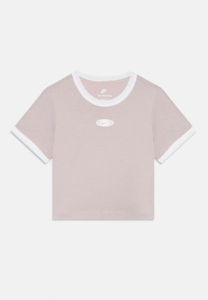 Camiseta corta de manga corta en algodón rosa claro con cuello y bandas de manga blancas. Presenta un pequeño logo centrado en el pecho.