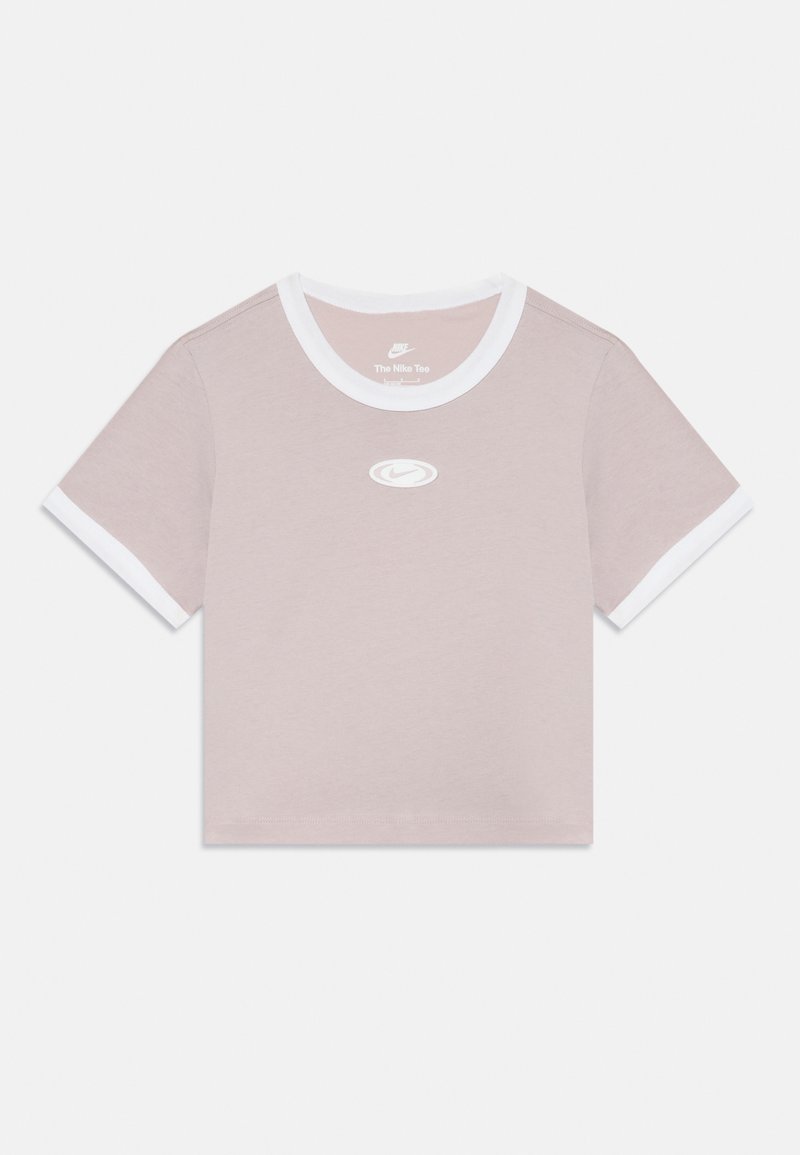 Kurzes T-Shirt aus hellpinkem Baumwollstoff mit weißem Kragen und Ärmelbündchen. Mit kleinem Logo in der Mitte der Brust.