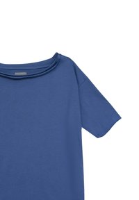 Niebieska koszulka z krótkim rękawem, luźna, z szerokim stójką i prostym wzornictwem, umieszczona na tle czystej białej ściany.