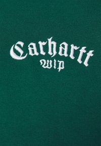 Camiseta de algodón verde con el logo "Carhartt WIP" bordado en blanco con una fuente audaz y estilizada. Textura suave y diseño ajustado.