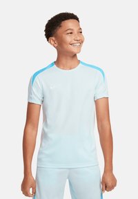 Maglietta atletica azzurro chiaro con accenti blu, maniche corte e scollo rotondo. Realizzata in tessuto traspirante. Logo Nike sul petto.