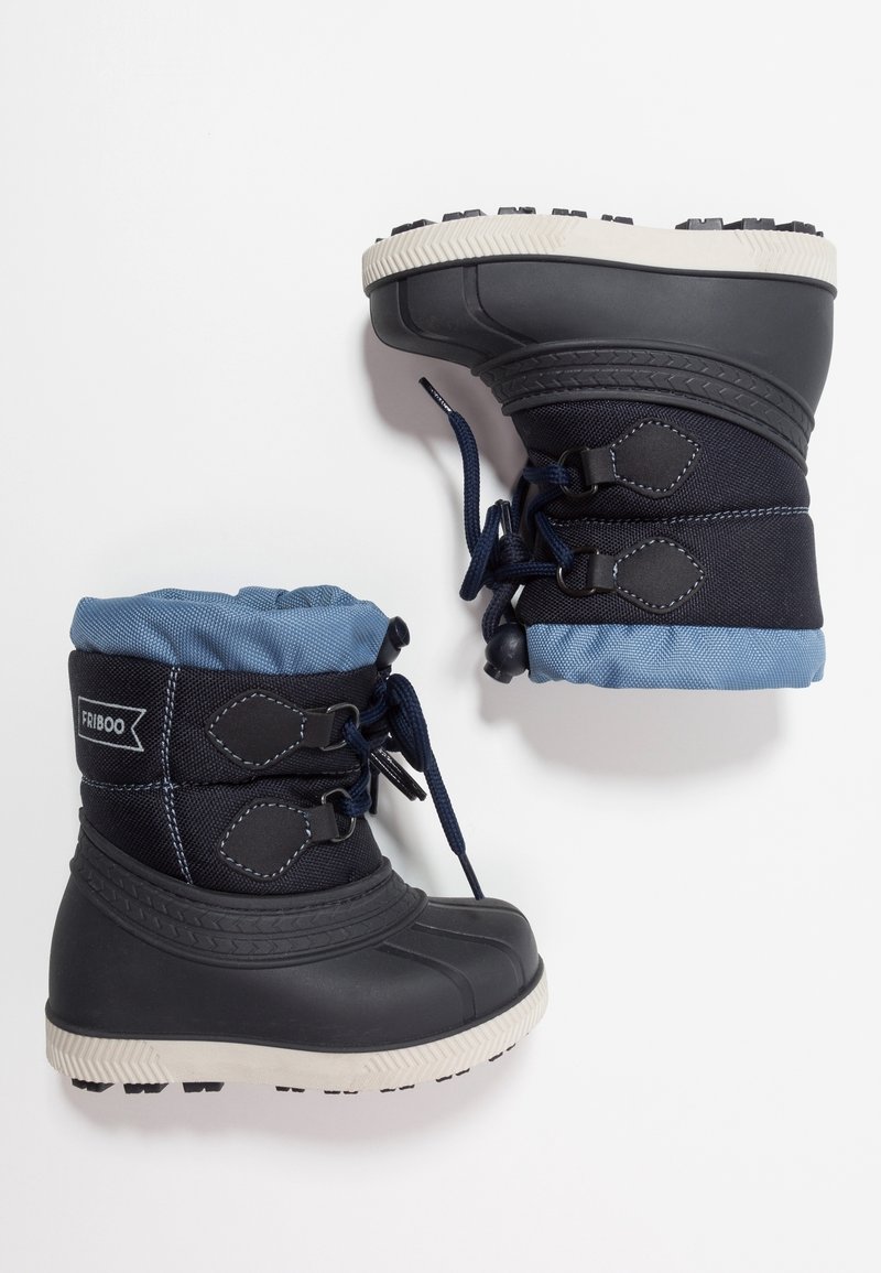 Bottes d'hiver pour enfants avec semelles en caoutchouc noir, dessus en tissu bleu marine, col rembourré bleu et fermetures à lacets noires sur fond blanc.