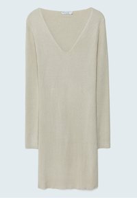 Robe pull tricotée à manches longues de couleur beige clair, avec un col en V et une texture côtelée en motifs verticaux.