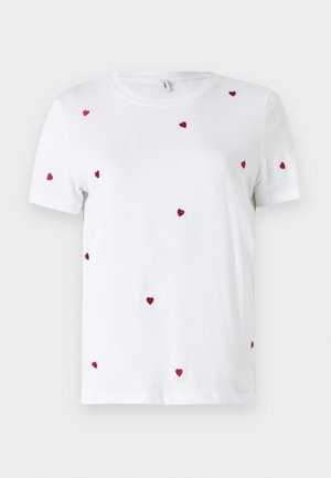 Bela bombažna majica z raztresenimi rdečimi vezenimi srci. Klasičen okrogel izrez in kratke rokave. Preprost, sodoben dizajn.