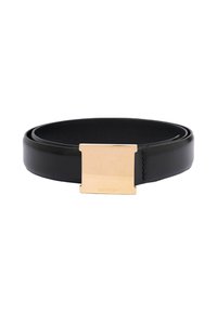 Cintura nera in pelle con fibbia rettangolare dorata caratterizzata da logo inciso, texture liscia e design elegante.