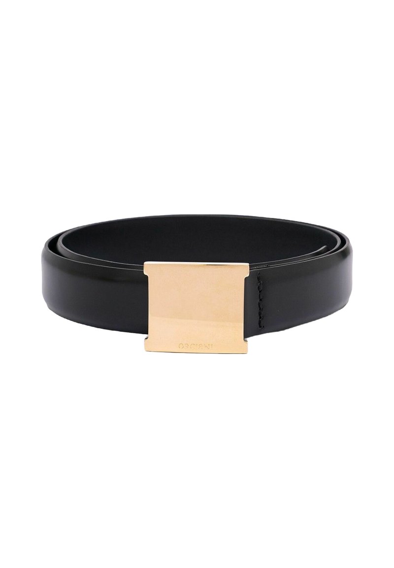 Cintura nera in pelle con fibbia rettangolare dorata caratterizzata da logo inciso, texture liscia e design elegante.