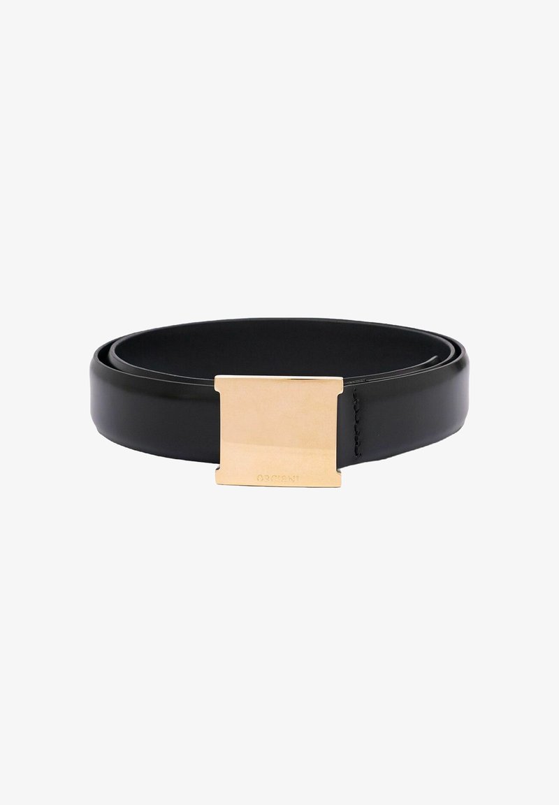 Cintura nera in pelle con fibbia rettangolare dorata caratterizzata da logo inciso, texture liscia e design elegante.