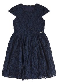 Marinblå spetsklänning med kortärmar, rund halsringning, veckad kjol och en synlig dragkedjedetalj på sidan. Texturerad blommig spetsdesign.