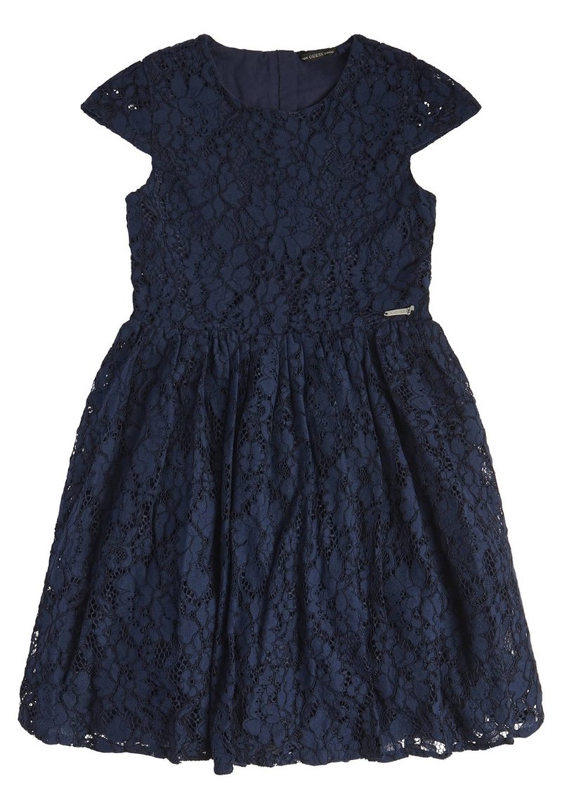 Marinblå spetsklänning med kortärmar, rund halsringning, veckad kjol och en synlig dragkedjedetalj på sidan. Texturerad blommig spetsdesign.