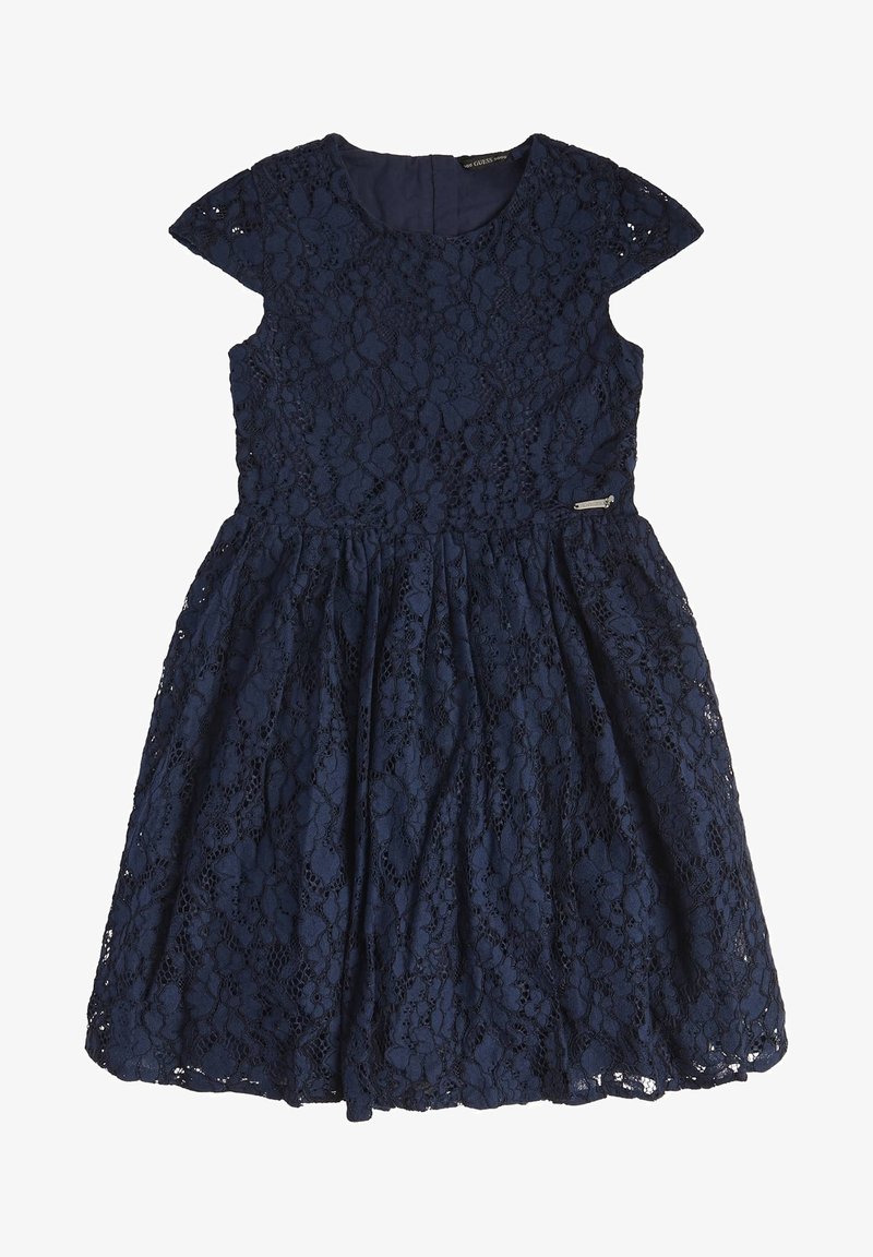 Marinblå spetsklänning med kortärmar, rund halsringning, veckad kjol och en synlig dragkedjedetalj på sidan. Texturerad blommig spetsdesign.