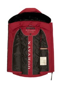 Giacca con un esterno rosso e un colletto in pelliccia sintetica nera, con un interno nero e marchio bianco, e un'etichetta nella tasca laterale che dettaglia i materiali.