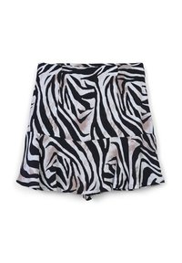Schwarz-weißer Zebra-Print, ausgestellt, mit schichtgesäumtem Saum, flach auf einem weißen Hintergrund ausgelegt.