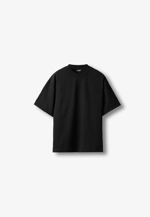 Fekete, rövid ujjú, kerek nyakú póló laza szabással, fehér háttéren laposan kifektetve.