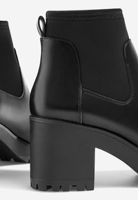 Stradivarius Kotníková obuv - black